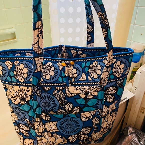 Really cute Vera Bradley Tote - Picture 1 of 7